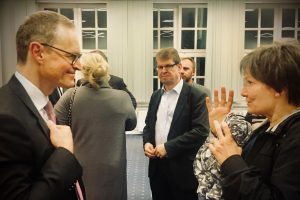 Michael Müller diskutiert mit Corinna Beeker