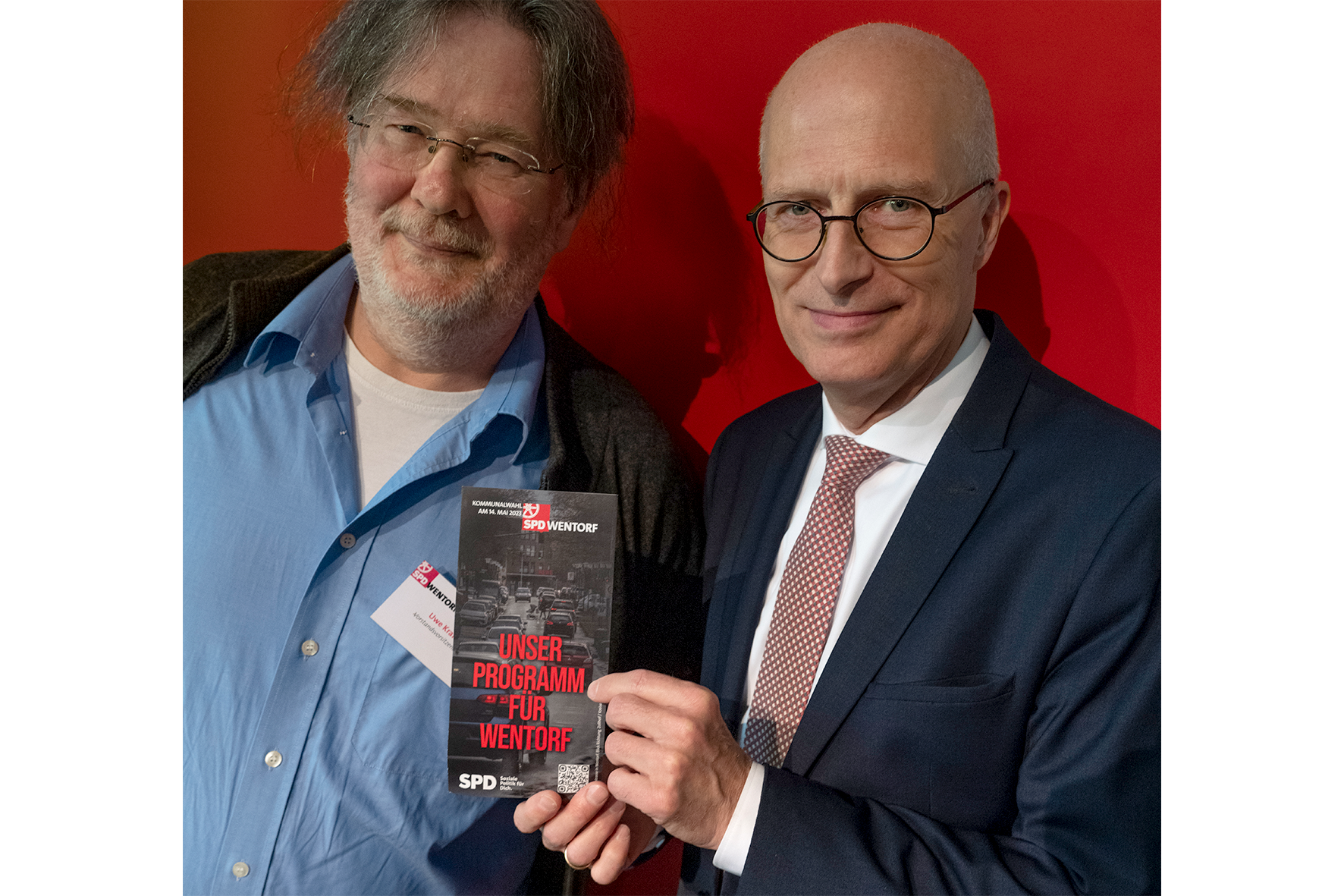 Uwe Kraft und Dr. Peter Tschentscher präsentieren das Wahlprogramm der Wentorfer SPD